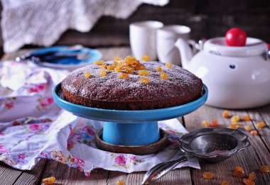 Kuru üzüm ve fındık ile yumurta olmadan kek Lenten tatlım. Rustik tarzı.