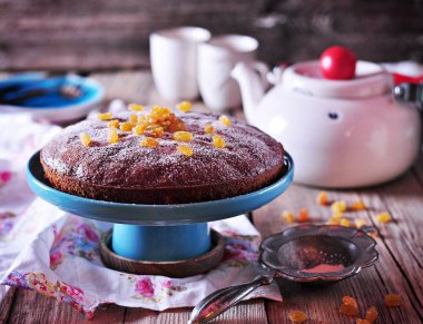 Kuru üzüm ve fındık ile yumurta olmadan kek Lenten tatlım. Rustik tarzı.