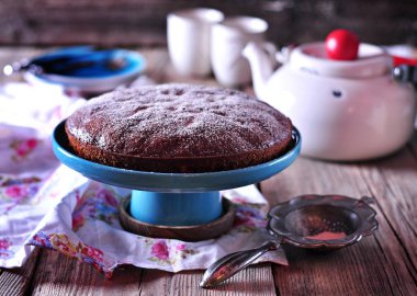 Kuru üzüm ve fındık ile yumurta olmadan kek Lenten tatlım. Rustik tarzı.