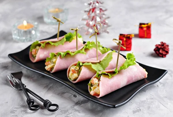 Geleneksel Rus Noel salata, haşlanmış patates, havuç, yumurta, salatalık turşusu, konserve bezelye ve jambon dilim içinde mayonez.