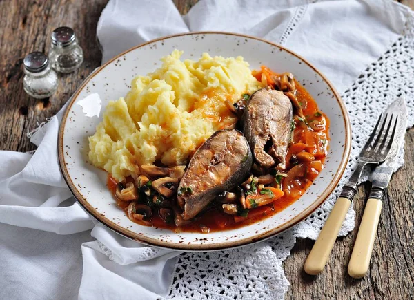 Salmón silvestre estofado con salsa con cebolla, zanahorias, champiñones, tomates, ajo y perejil . — Foto de Stock