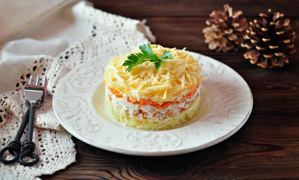 Салат из вареной картошки, моркови, яиц, твердых сыров, куриной грудки и белого лука с майонезом. Русский традиционный праздничный салат . — стоковое фото
