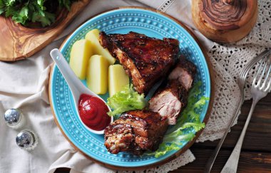 Tatlım, hardal ve soya sosu marine lezzetli kızarmış domuz kaburga.