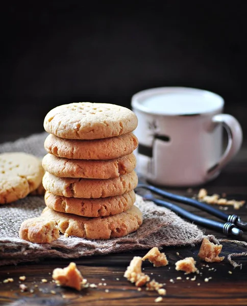 Delicious healthy homemade cookies of peanut butter with a cup of milk. Healthy food. — Stock Photo, Image