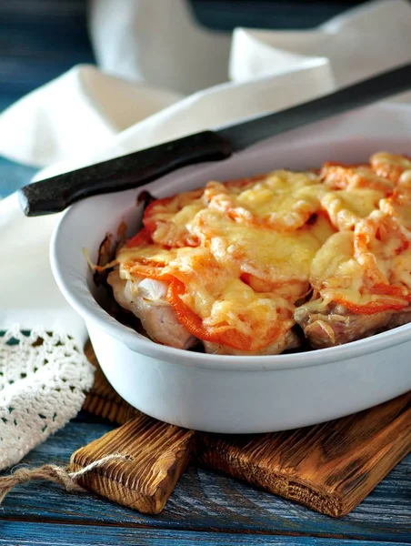 Schweinefleisch gebacken mit Zwiebeln, Tomaten und Käse. — Stockfoto