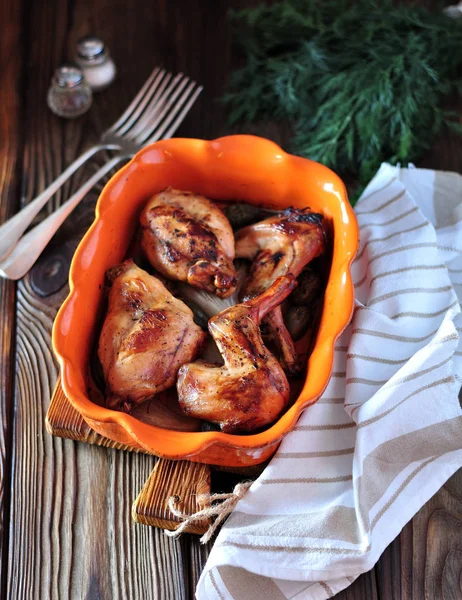 Conejo a la parrilla con aceite de oliva, cebollas, ajo, romero seco, tomillo y alcaparras . — Foto de Stock