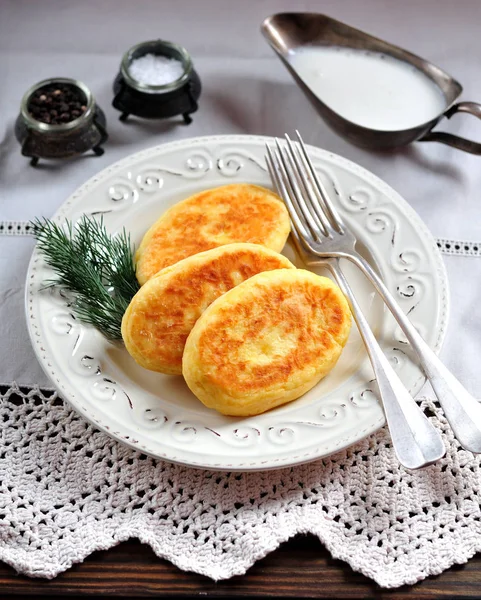 Картофельные торты с сыром и йогуртовым соусом — стоковое фото