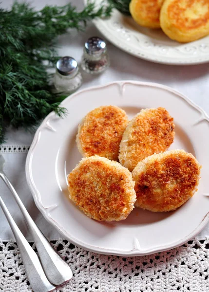 Hühnerburger (Schnitzel), paniertes Panko im Ofen gebacken. — Stockfoto