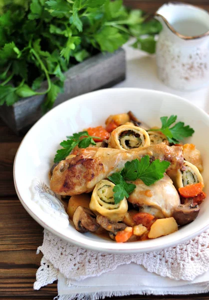 Guiso de pollo con verduras, patatas, zanahorias, champiñones, cebollas y rollos con eneldo y cebolla verde . — Foto de Stock