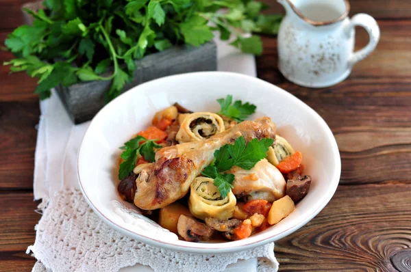 Guiso de pollo con verduras, patatas, zanahorias, champiñones, cebollas y rollos con eneldo y cebolla verde . — Foto de Stock