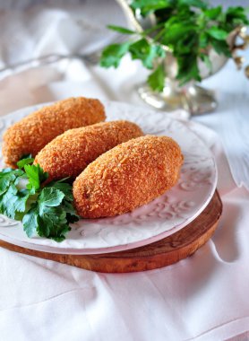Tavuk Kiev pirzola maydanoz yaprakları ile. Ukraynalı geleneği gıda.