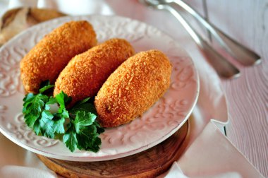 Tavuk Kiev pirzola maydanoz yaprakları ile. Ukraynalı geleneği gıda.
