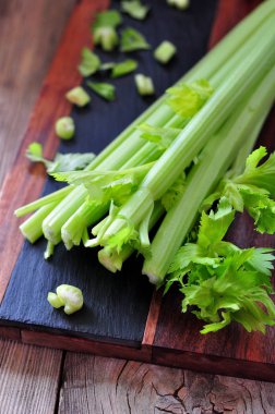 Ham taze organik kereviz yapışır. Sağlıklı gıda.