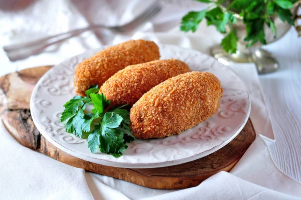 Tavuk Kiev pirzola maydanoz yaprakları ile. Ukraynalı geleneği gıda.