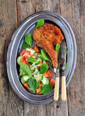 Kemik ve salata, domates ve salatalık zeytinyağı ile sığır eti biftek.