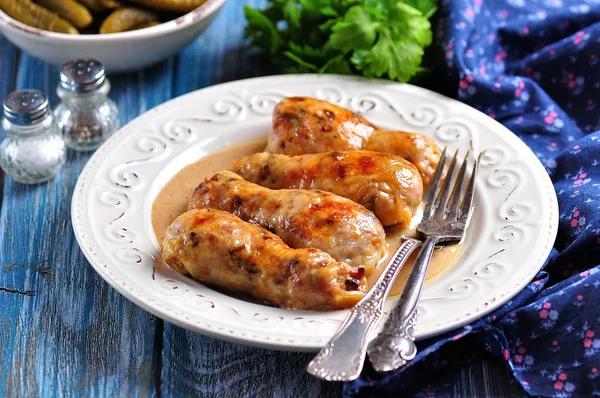 Bâtonnets de poulet cuits au four farcis aux champignons frits et au fromage dans une sauce crémeuse . — Photo