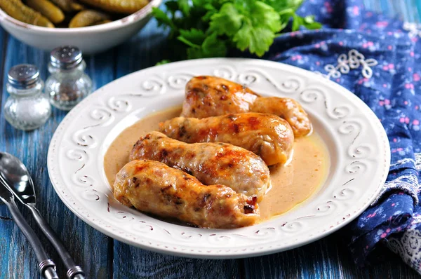 Baked chicken drumsticks stuffed with fried mushrooms and cheese in a creamy sauce. — Stock Photo, Image