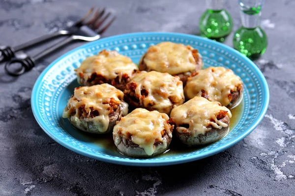 Funghi ripieni di pollo fritto, cipolla e formaggio a pasta dura al forno . — Foto Stock