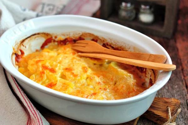 Caçarola de batata deliciosa com queijo e creme . — Fotografia de Stock