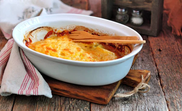 Deliziosa casseruola di patate con formaggio e panna . — Foto Stock