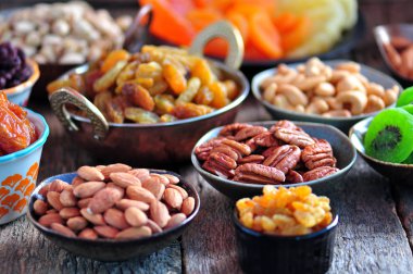 Sağlıklı gıda - kuru üzüm, kurutulmuş kızılcık, kivi, kayısı, papaya, Antep fıstığı, kaju fıstığı, badem ve daha fazlası.