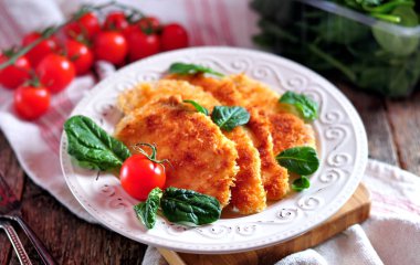 Şnitzel gelen yeşil salata, rustik tarzı ile tavuk göğsü.