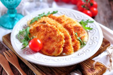 Şnitzel gelen yeşil salata, rustik tarzı ile tavuk göğsü.
