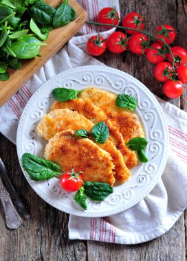 Şnitzel gelen yeşil salata, rustik tarzı ile tavuk göğsü.
