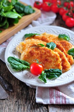 Şnitzel gelen yeşil salata, rustik tarzı ile tavuk göğsü.
