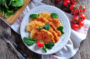 Şnitzel gelen yeşil salata, rustik tarzı ile tavuk göğsü.