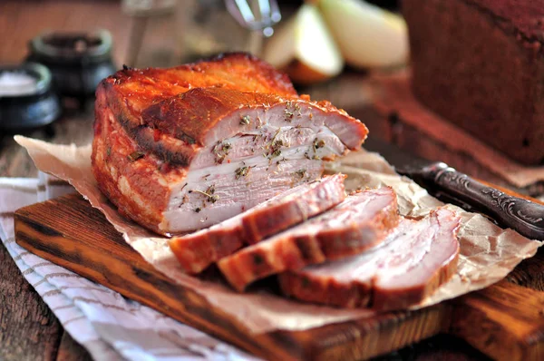 Köstliche Bio-gebackenen Schweinebauch in Tomatensauce, Sojasauce und Honig.v — Stockfoto