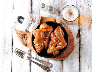 Sarımsak, hardal, bal ve soya sosu ile pişmiş domuz bacak.