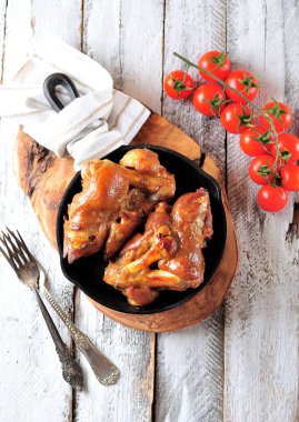 Sarımsak, hardal, bal ve soya sosu ile pişmiş domuz bacak.