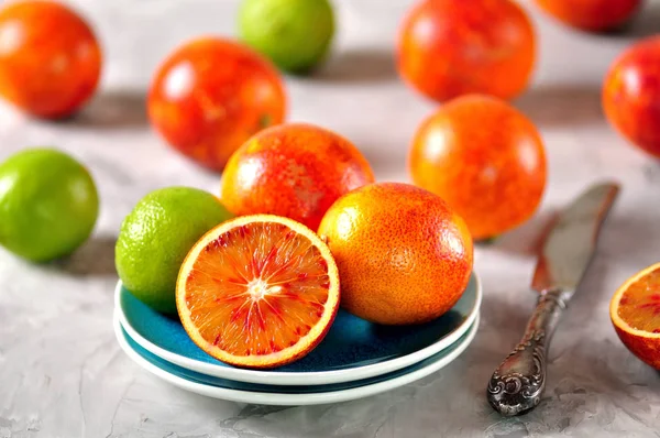 Czerwonych pomarańczy i limonki. Zdrowa żywność. — Zdjęcie stockowe