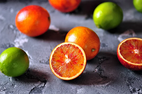 Rood oranje en kalk. Gezonde voeding. — Stockfoto