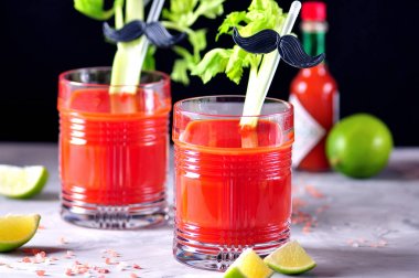 Geleneksel Bloody Mary kereviz sopa, kireç ve pembe tuz ile kokteyl.