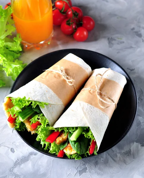 Rolo de tortilla com frango grelhado, pimenta vermelha, pepino e alface . — Fotografia de Stock