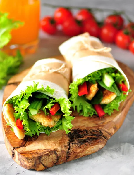 Tortilla rulle med grillad kyckling, röd paprika, gurka och sallad. — Stockfoto