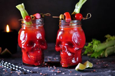 Bloody Mary kokteyl gözlük-kafatasındaki kereviz sopa, pembe tuz, limon ve kanepeler sebze konserveler düşük ile.