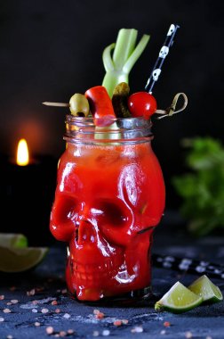 Bloody Mary kokteyl gözlük-kafatasındaki kereviz sopa, pembe tuz, limon ve kanepeler sebze konserveler düşük ile.