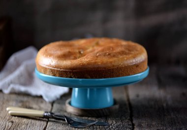 Aperatif kek lahana turşusu ve mantar. Rustik tarzı.