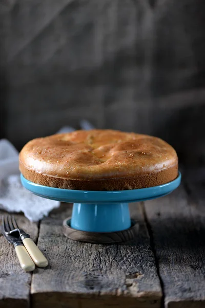 Aperatif kek lahana turşusu ve mantar. Rustik tarzı.