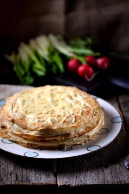 Tavuk, mantar, soğan ve peynir ile snack krep pasta.