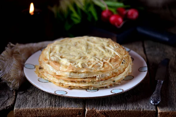 Блинчики с курицей, грибами, луком и сыром . — стоковое фото