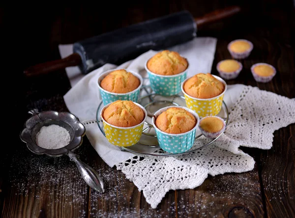 Muffins clásicos con pasas sobre fondo de madera . —  Fotos de Stock