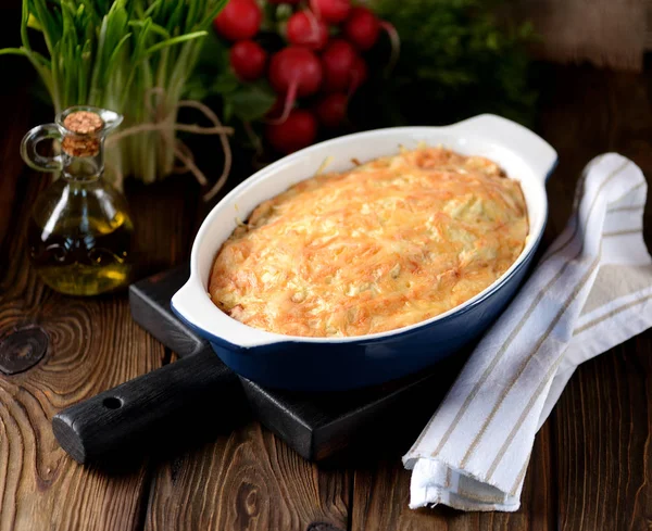 Caçarola de batata com peito de frango, cogumelos, cebola e queijo . — Fotografia de Stock