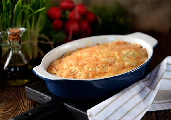 Caçarola de batata com peito de frango, cogumelos, cebola e queijo . — Fotografia de Stock