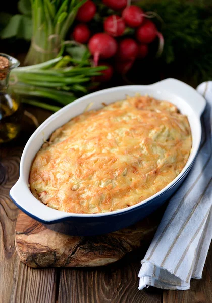 Caçarola de batata com peito de frango, cogumelos, cebola e queijo . — Fotografia de Stock