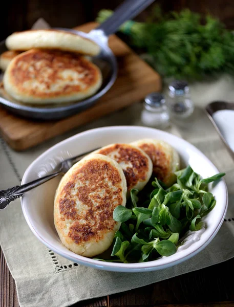 Potatisbullar med ost, yoghurt sås och sallad blad. — Stockfoto