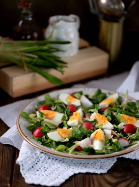 Bahar organik turp gelen yeşil salata, haşlanmış yumurta, zeytin yağı ve parmesan ile yabani sarımsak.